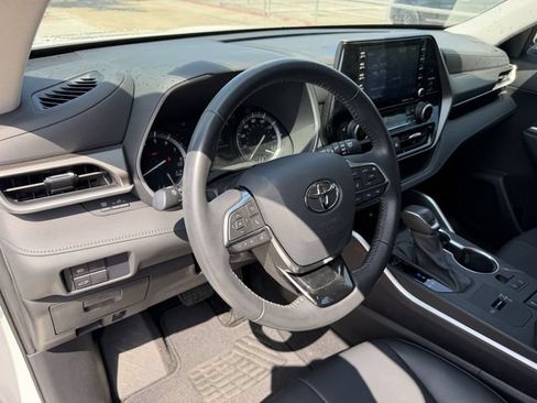 Used 2021 Toyota Highlander XLE FWD image 14