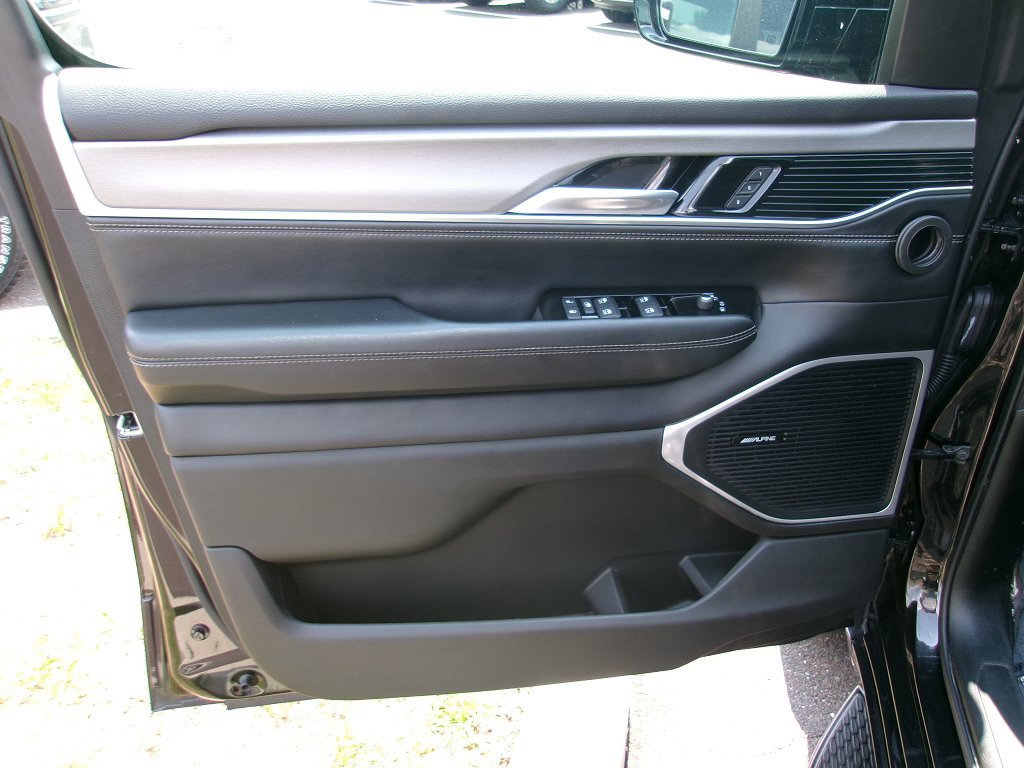 Used 2024 Jeep Wagoneer L Series II AWD/4WD image 6