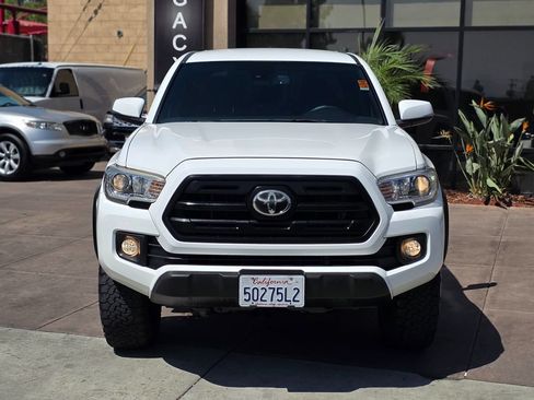 Used 2018 Toyota Tacoma TRD Off-Road w/ Technology Package AWD/4WD image 4