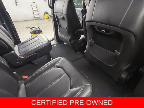 Used 2025 Chrysler Pacifica Select FWD image 12