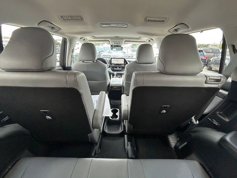 Used 2026 Toyota Highlander Limited AWD/4WD image 16