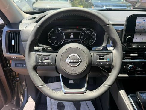 Used 2024 Nissan Pathfinder SL w/ Black Appearance Package FWD image 5