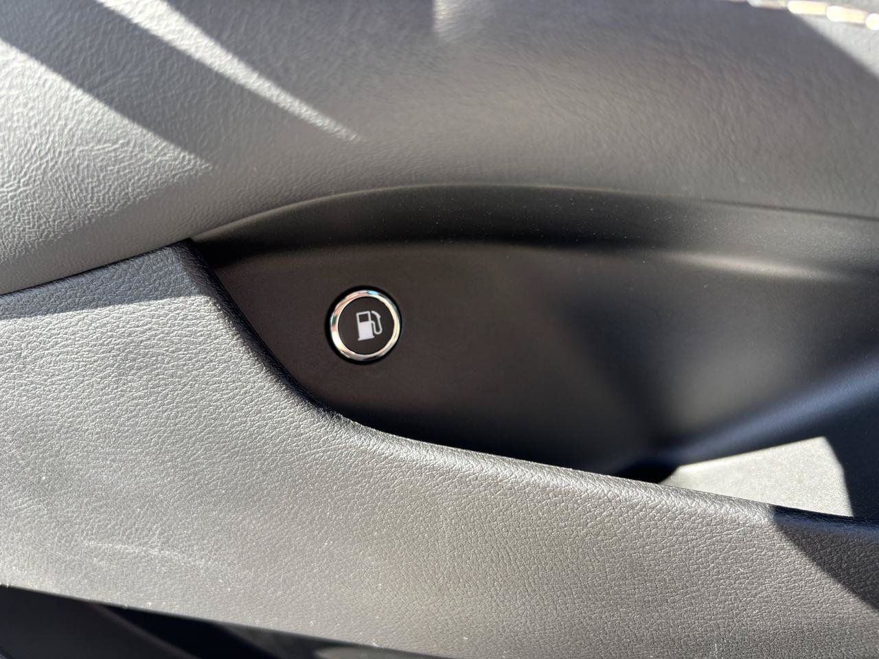 Used 2023 Chrysler Pacifica Touring-L w/ Uconnect Theater Family Group FWD image 18