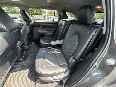 Used 2022 Toyota Highlander XLE AWD/4WD image 24