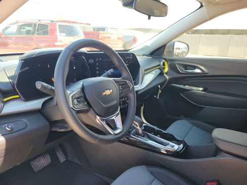 Used 2025 Chevrolet Trax LT w/ LT Convenience Package FWD image 10
