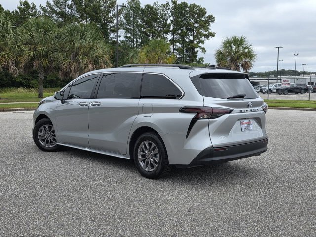 Certified 2023 Toyota Sienna XLE FWD image 4