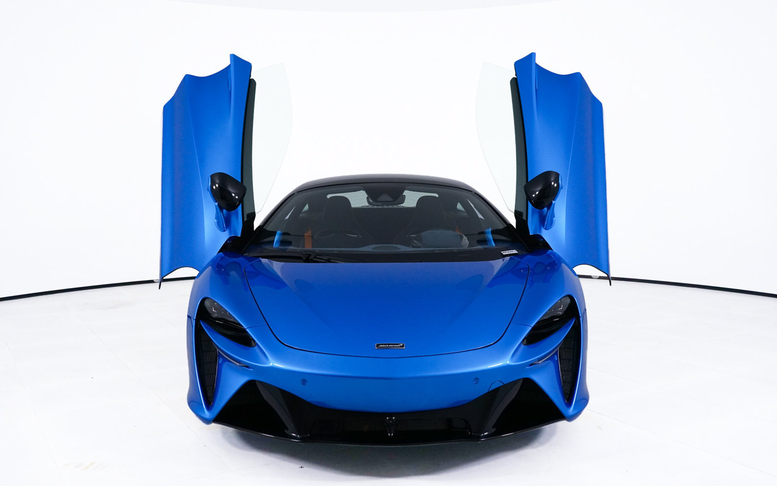 Used 2024 McLaren Artura RWD image 11