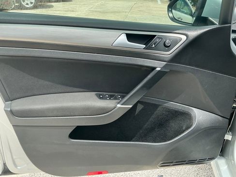 Used 2016 Volkswagen Golf S image 15