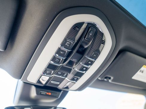 Certified 2026 Porsche Macan AWD/4WD image 22