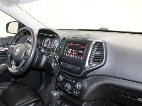 Used 2019 Jeep Cherokee Latitude Plus w/ Cold Weather Group AWD/4WD image 25