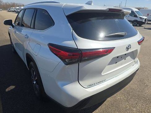 Used 2023 Toyota Highlander XLE image 2