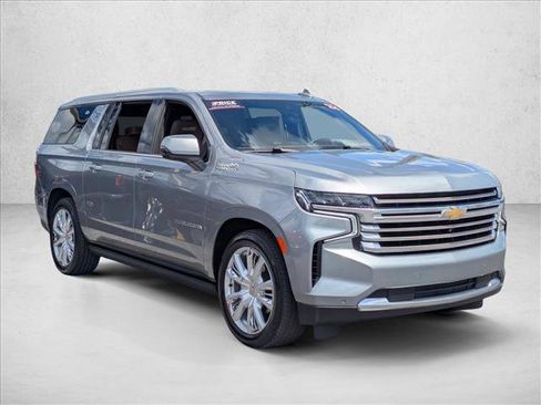 Used 2024 Chevrolet Suburban High Country RWD image 3