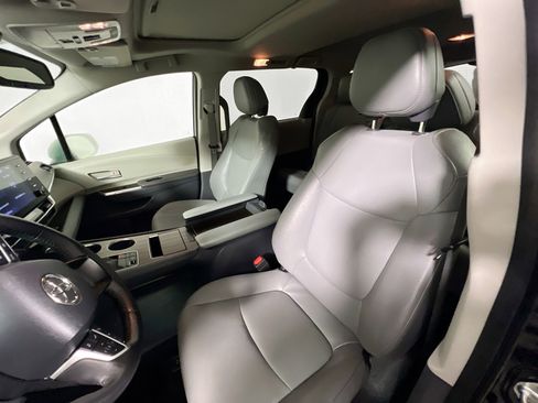 Used 2023 Toyota Sienna XLE FWD image 14
