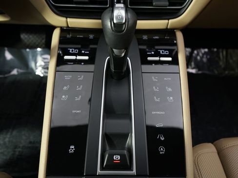 Used 2023 Porsche Macan Turbo AWD/4WD image 35