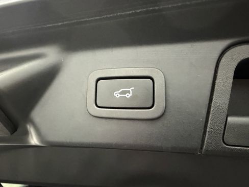 Used 2018 Land Rover Range Rover Velar S image 44