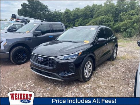 Used 2023 Ford Escape Active w/ Tech Pack #2 FWD image 1