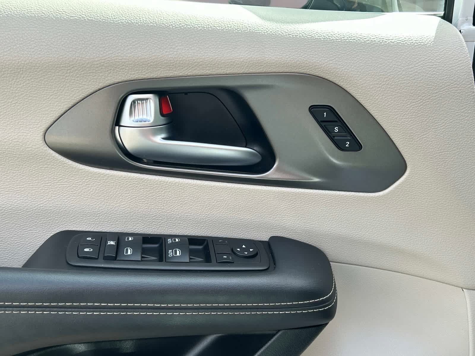 Used 2024 Chrysler Pacifica Touring-L FWD image 19