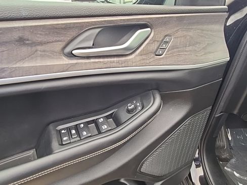 Used 2023 Jeep Grand Cherokee Limited w/ Luxury Tech Group II AWD/4WD image 18