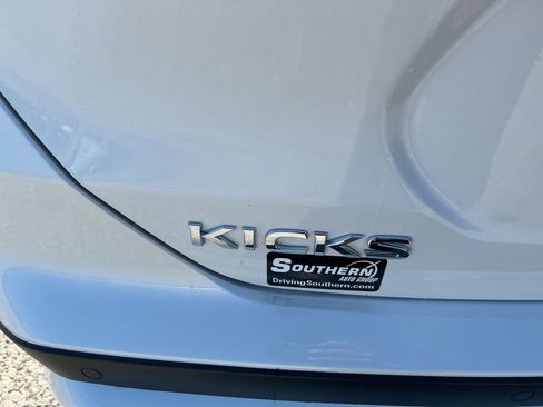Used 2023 Nissan Kicks SR w/ SR Premium Package FWD image 7