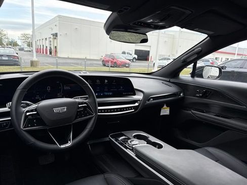Used 2025 Cadillac Lyriq Luxury AWD/4WD image 11
