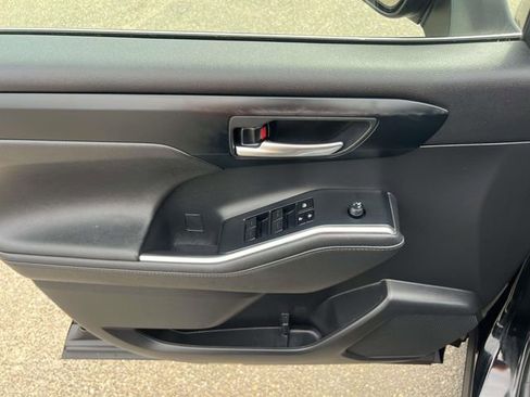 Used 2023 Toyota Highlander XLE image 17