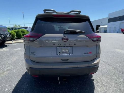 Used 2025 Nissan Rogue SV AWD/4WD image 2
