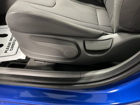 Used 2025 Hyundai Elantra SE FWD image 11