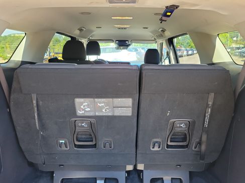 Used 2023 Kia Carnival LX FWD image 26