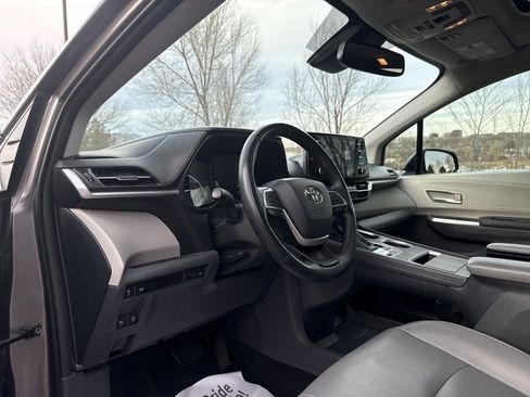 Used 2021 Toyota Sienna XLE image 12