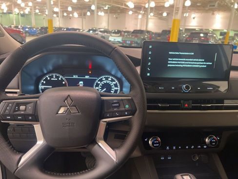 New 2025 Mitsubishi Outlander SE image 18
