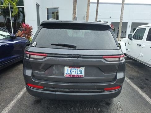 Used 2024 Jeep Grand Cherokee Altitude image 3