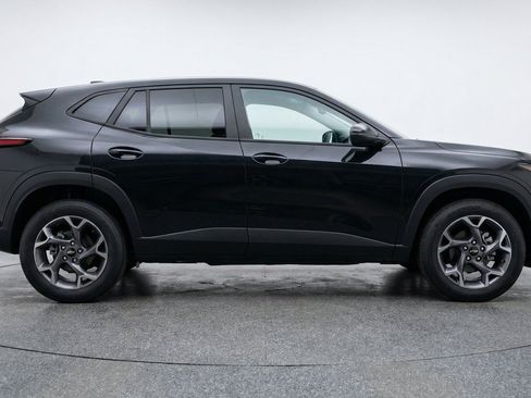 Used 2025 Chevrolet Trax LT w/ LT Convenience Package FWD image 11