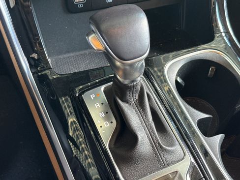 Used 2024 Kia Carnival EX FWD image 22