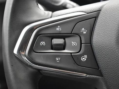 Used 2025 Chevrolet Trax LT w/ LT Convenience Package FWD image 24
