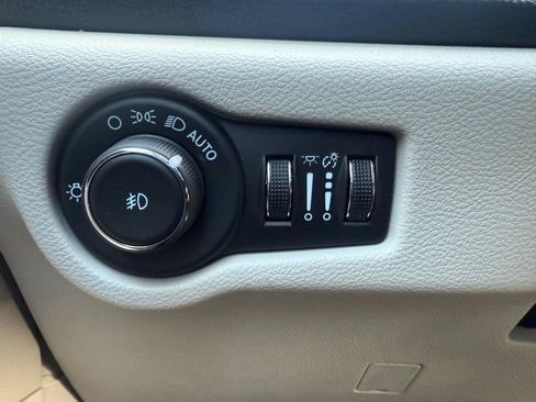 Used 2024 Chrysler Pacifica Limited FWD image 26