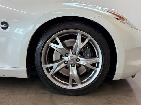 Used 2009 Nissan 370Z Touring w/ Sport Pkg image 10