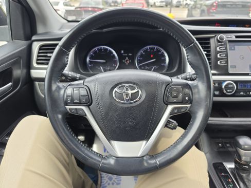 Used 2018 Toyota Highlander XLE AWD/4WD image 19
