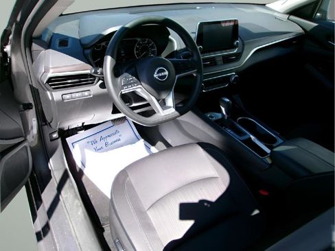 Used 2024 Nissan Altima 2.5 SV FWD image 12