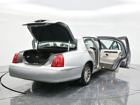 Used 2002 Lincoln Town Car Signature image 51