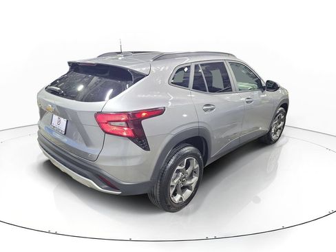 Certified 2025 Chevrolet Trax LT w/ LT Convenience Package FWD image 4