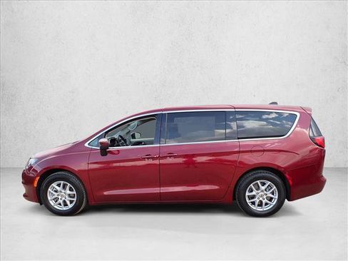 Used 2022 Chrysler Voyager LX FWD image 2