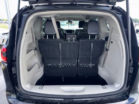 Used 2023 Chrysler Pacifica Touring-L FWD image 13