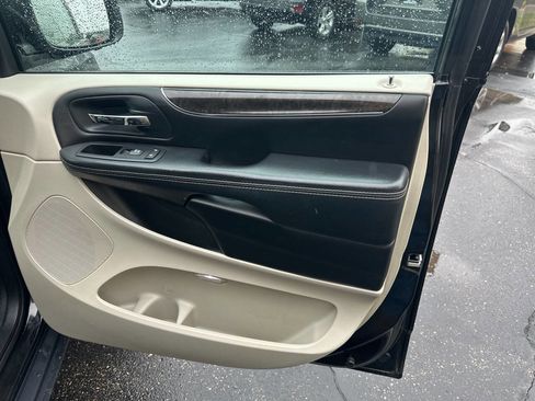 Used 2016 Chrysler Town & Country Touring w/ Driver Convenience Group image 12