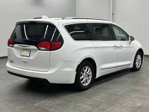 Used 2020 Chrysler Pacifica Touring-L FWD image 2