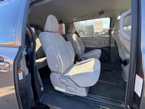 Used 2015 Toyota Sienna LE image 28