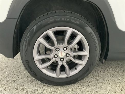 Used 2024 GMC Terrain SLT image 12