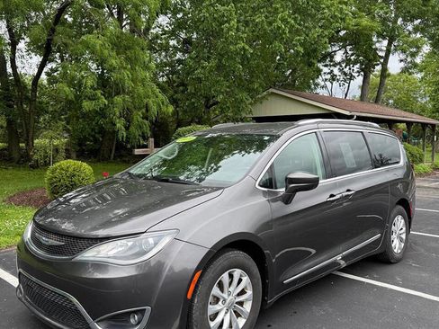 Used 2019 Chrysler Pacifica Touring-L FWD image 1