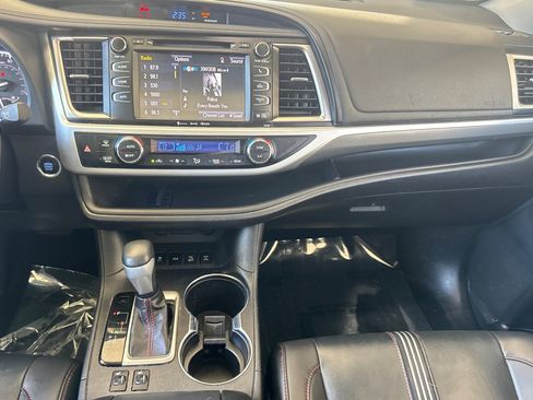 Used 2019 Toyota Highlander SE AWD/4WD image 18