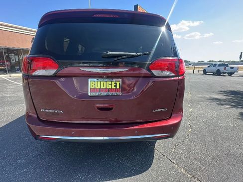 Used 2018 Chrysler Pacifica Limited w/ Tire & Wheel Group FWD image 5