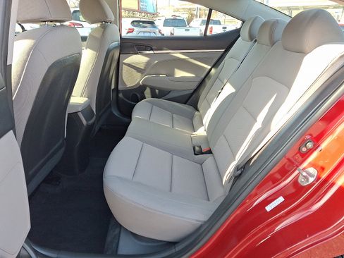 Used 2019 Hyundai Elantra SE w/ Winter Weather Package image 11